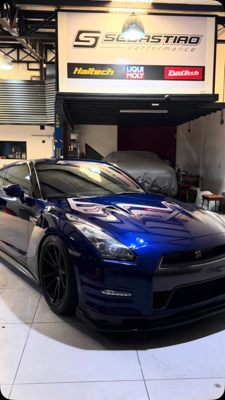 Nissan GTR R35 azul en el taller Sebastiao Performance